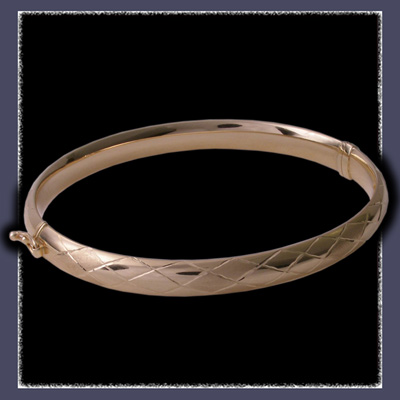 14 Karat Yellow Gold Diamond Cut Bangle Bracelet Image